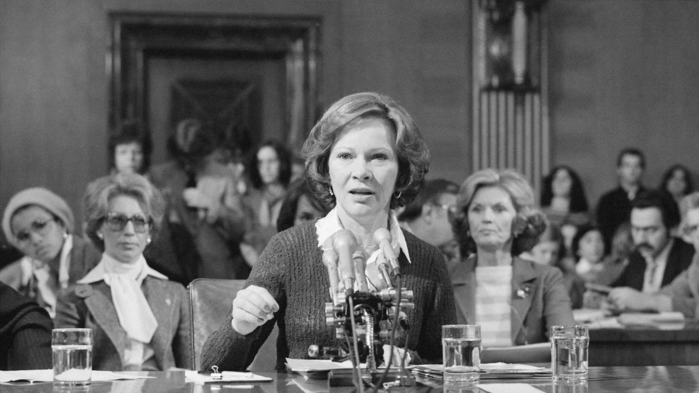 Hier spricht sich Carter 1979 vor dem Unterausschuss für Gesundheit des US-Senats für den Mental Health Systems Act aus