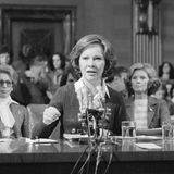 Hier spricht sich Carter 1979 vor dem Unterausschuss für Gesundheit des US-Senats für den Mental Health Systems Act aus