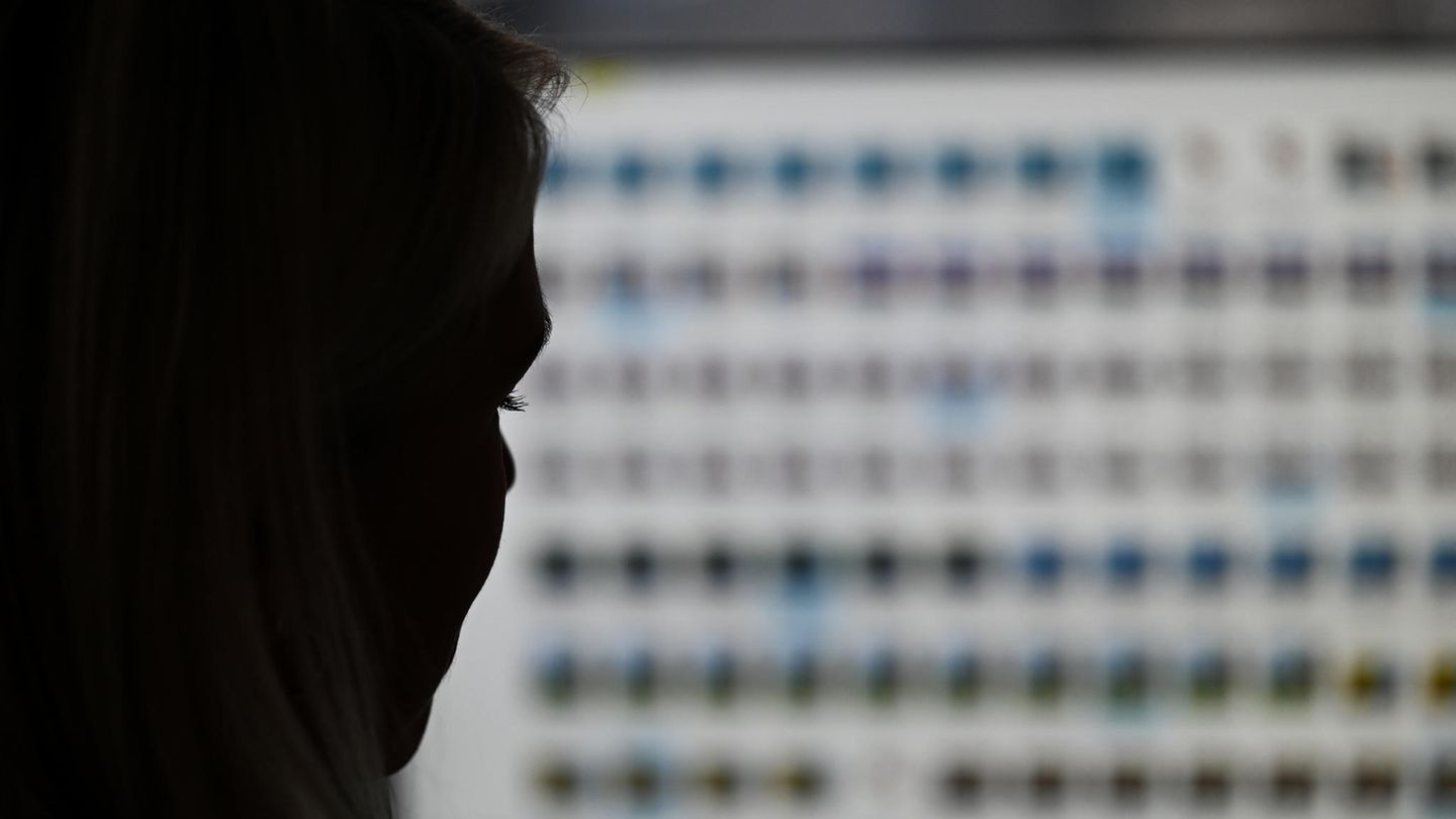 Eine Ermittlerin der BAO "Fokus" der hessischen Polizei, die gegen Darstellungen sexualisierter Gewalt an Kindern vorgeht