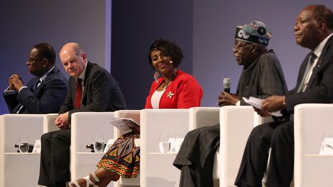 Olaf Scholz nimmt gemeinsam mit Staats- und Regierungschefs aus afrikanischen Staaten an einer Podiumsdiskussion teil