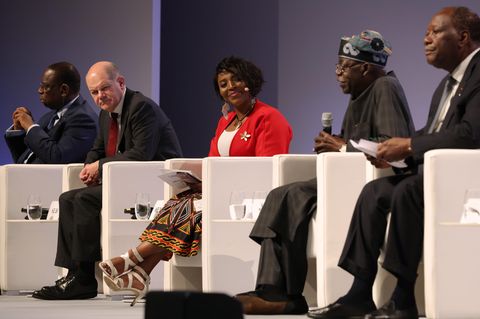 Olaf Scholz nimmt gemeinsam mit Staats- und Regierungschefs aus afrikanischen Staaten an einer Podiumsdiskussion teil