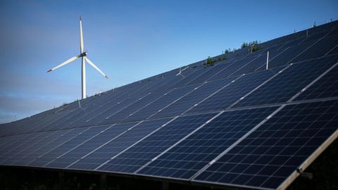 Energiewende: Ein Windrad hinter Solaranlagen