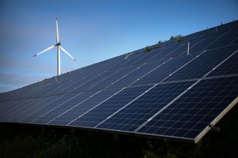 Energiewende: Ein Windrad hinter Solaranlagen
