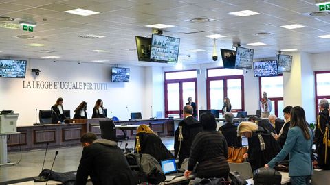 Richterin Brigida Cavasino (vorne,Mitte), Präsidentin des Gerichts, verliest die Urteile des Prozesses in Italiens größtem Mafia-Prozess seit Jahrzehnten
