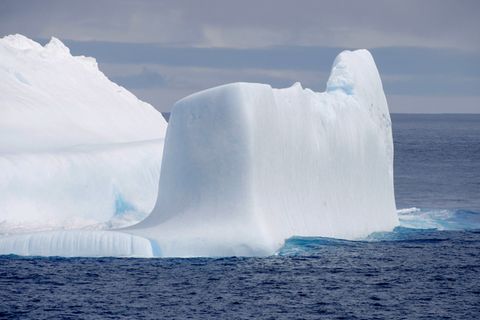 Ein Eisberg im Antarktischen Ozean