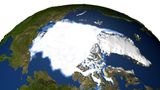 Im September 1979 zeigt ein Satellitenbild eine deutlich größere Eisfläche am Nordpol als wir heute kennen. Nach Warnungen von Wissenschaftlern, dass sich die Erdoberfläche kontinuierlich zu erwärmen scheint, rufen die Vereinten Nationen 1988 den Weltklimarat IPCC ins Leben. Zwei Jahre später berichtet das internationale Wissenschaftler-Gremium, dass vom Menschen produzierte Emissionen einen Treibhaus-Effekt haben, der die Erderwärmung weiter verstärken könne. In einer Reihe von Studien werden Beweise dafür zusammengetragen, dass Aktivitäten des Menschen wie das Verbrennen von Kohle, Erdöl und Erdgas und die Abholzung von Regenwäldern zur Erwärmung der Erde führen und damit ihre Klimasysteme durcheinander bringen.