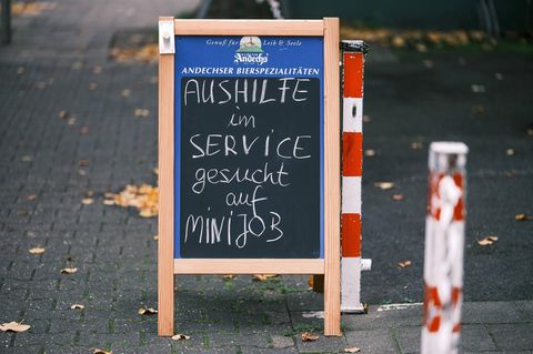 Schild mit Kreideaufschrift: Aushilfe gesucht
