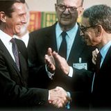 Beim sogenannten Erdgipfel in Rio de Janeiro wird 1992 das Rahmenübereinkommen der Vereinten Nationen über Klimaänderungen mit dem Ziel geschlossen, die weltweiten Treibhausgasemissionen zu verringern. UN-Generalsekretär Butros Ghali (r) gratuliert dem brasilianischen Präsidenten Fernando Collor de Mello (l), nachdem dieser als Erster die Klimaschutz Konvention unterzeichnet hat. Seit 1995 treffen sich die Vertragstaaten jährlich in wechselnden Städten zu einer Konferenz, der "Conference of the Parties", kurz COP. Sie findet dieses Jahr zum 28. Mal statt.