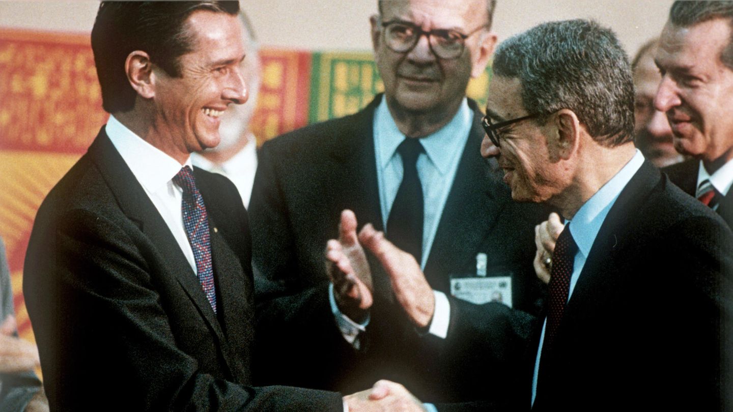 1992: Erdgipfel in Rio Beim sogenannten Erdgipfel in Rio de Janeiro wird 1992 das Rahmenübereinkommen der Vereinten Nationen über Klimaänderungen mit dem Ziel geschlossen, die weltweiten Treibhausgasemissionen zu verringern. UN-Generalsekretär Butros Ghali (r) gratuliert dem brasilianischen Präsidenten Fernando Collor de Mello (l), nachdem dieser als Erster die Klimaschutz Konvention unterzeichnet hat. Seit 1995 treffen sich die Vertragstaaten jährlich in wechselnden Städten zu einer Konferenz, der "Conference of the Parties", kurz COP. Sie findet dieses Jahr zum 28. Mal statt.