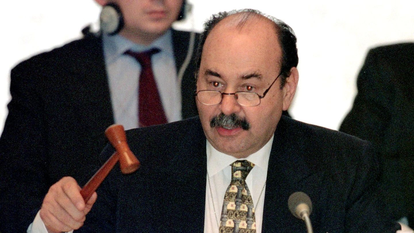 Im japanischen Kyoto wird 1997 vereinbart, dass Industriestaaten wie Deutschland im Zeitraum von 2008 bis 2012 ihre Treibhausgas-Emissionen im Schnitt um 5,2 Prozent im Vergleich zum Stand von 1990 verringern sollen. Für Schwellenländer wie China, Indien und Brasilien sieht das sogenannte Kyoto-Protokoll keine verbindlichen Emissionsminderungsziele vor. Der argentinische Umweltdiplomat Raul Estrada verabschiedet mit einem Hammerschlag das "Kyoto-Protokoll".  Die USA, damals noch der größte CO2-Emittent der Welt, weigern sich 2001, die Vereinbarung zu ratifizieren. 2005 tritt das Kyoto-Protokoll trotzdem in Kraft. Bereits ein Jahr später hat sich China zum weltgrößten Treibhausgasemittenten entwickelt.