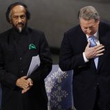 Der IPCC erklärt 2007 in seinem vierten Sachstandsbericht, dass die Erderwärmung mittlerweile "unwiderlegbar" feststehe und dass in der Folge Extremwetter-Ereignisse zunehmen dürften. Im Oktober des selben Jahres werden der Weltklimarat (IPCC-Vorsitzender Rajendra Pachauri, l.) und der frühere US-Vizepräsident Al Gore (r.) für ihre Bemühungen, das Bewusstsein für den Klimawandel zu stärken, gemeinsam mit dem Friedensnobelpreis geehrt.