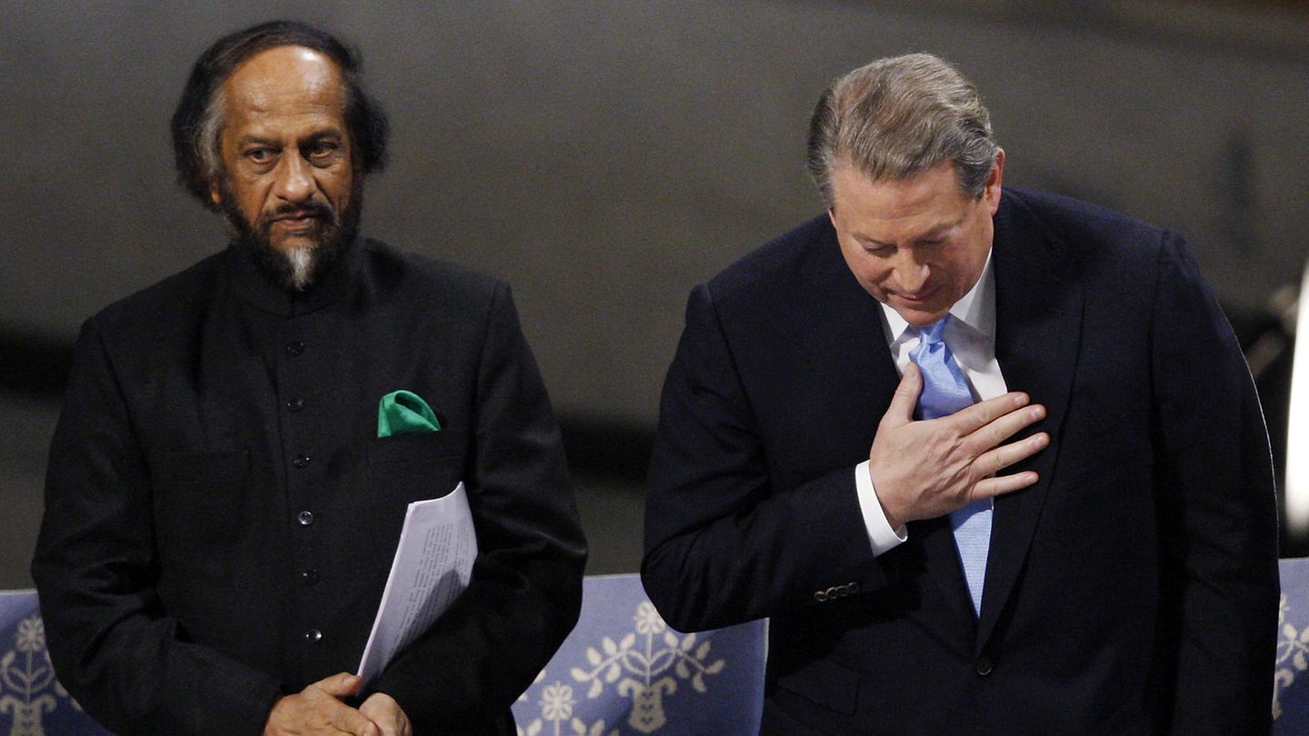 Der IPCC erklärt 2007 in seinem vierten Sachstandsbericht, dass die Erderwärmung mittlerweile "unwiderlegbar" feststehe und dass in der Folge Extremwetter-Ereignisse zunehmen dürften. Im Oktober des selben Jahres werden der Weltklimarat (IPCC-Vorsitzender Rajendra Pachauri, l.) und der frühere US-Vizepräsident Al Gore (r.) für ihre Bemühungen, das Bewusstsein für den Klimawandel zu stärken, gemeinsam mit dem Friedensnobelpreis geehrt.