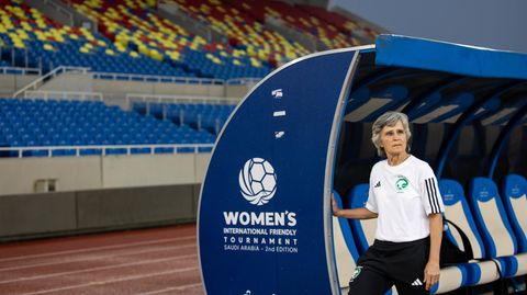 Monika Staab steht angelehnt an der Trainerbank.