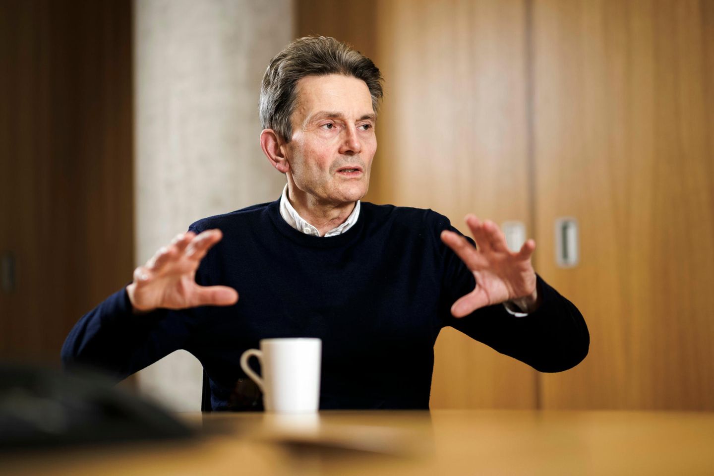 Portrait Rolf Mützenich Gestikuliert während eines Interviews