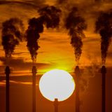 Die Internationale Energieagentur (IEA) warnt in einem Bericht, dass der Ausstoß der globalen Treibhausgasemissionen 2022 auf einen neuen Rekordstand steigt. Dennoch können sich die Teilnehmer der COP27 im ägyptischen Scharm el-Scheich nicht auf ehrgeizigere Minderungsziele und die vollständige Abkehr von fossilen Energieträgern einigen.