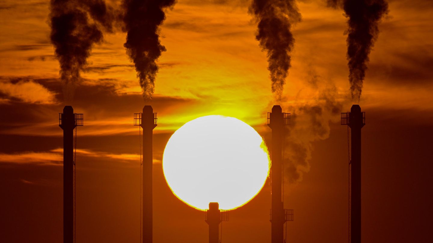 Die Internationale Energieagentur (IEA) warnt in einem Bericht, dass der Ausstoß der globalen Treibhausgasemissionen 2022 auf einen neuen Rekordstand steigt. Dennoch können sich die Teilnehmer der COP27 im ägyptischen Scharm el-Scheich nicht auf ehrgeizigere Minderungsziele und die vollständige Abkehr von fossilen Energieträgern einigen.