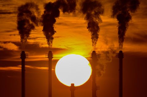 Die Internationale Energieagentur (IEA) warnt in einem Bericht, dass der Ausstoß der globalen Treibhausgasemissionen 2022 auf einen neuen Rekordstand steigt. Dennoch können sich die Teilnehmer der COP27 im ägyptischen Scharm el-Scheich nicht auf ehrgeizigere Minderungsziele und die vollständige Abkehr von fossilen Energieträgern einigen.