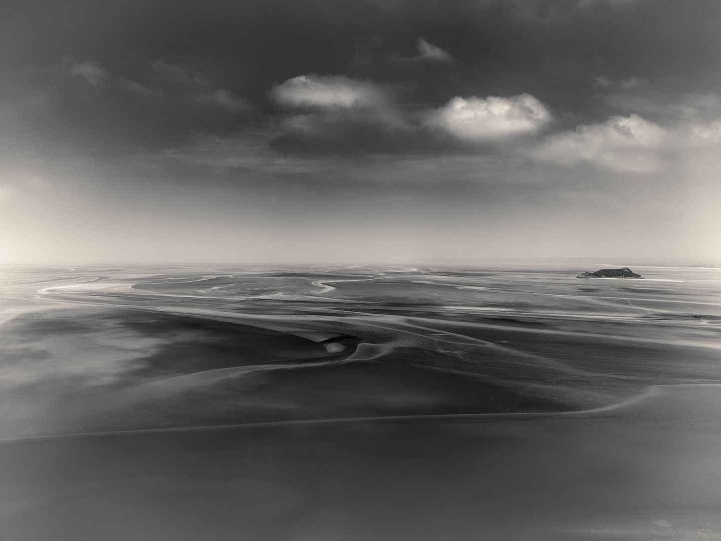 In der Normandie hielt Trumpp die Bewegungen des Meeres fest, die sich auf der Wasseroberfläche zu reizvollen Landschaften verdichtet. Benannt ist das Bild nach dem Ort ihrer Entstehung: "From Above Mont-Saint-Michel"