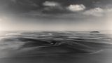 In der Normandie hielt Trumpp die Bewegungen des Meeres fest, die sich auf der Wasseroberfläche zu reizvollen Landschaften verdichtet. Benannt ist das Bild nach dem Ort ihrer Entstehung: "From Above Mont-Saint-Michel"