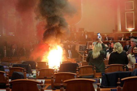 Eine brennende Pyro-Fackel im albanischen Parlament