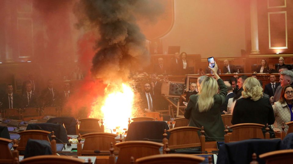 Eine brennende Pyro-Fackel im albanischen Parlament