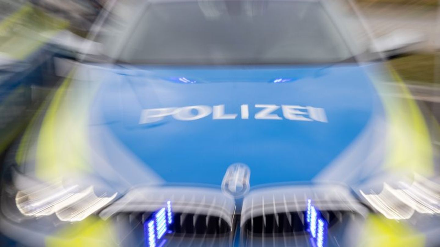 Ein Streifenwagen der Polizei mit eingeschaltetem Blaulicht. In Delmenhorst hat die Polizei einen Mann angeschossen
