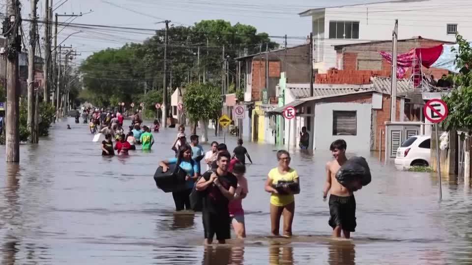 Video: Heftige Regenfälle setzen Straßen und Häuser im Süden Brasiliens unter Wasser