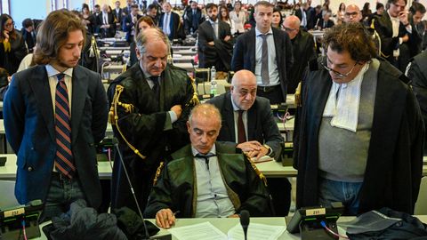 Anwälte und Beamte verfolgen die Urteilsverkündung in Lamezia Terme