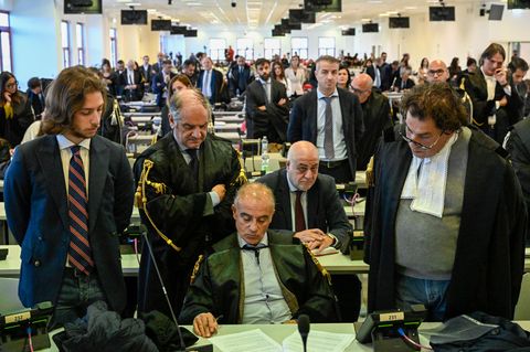 Anwälte und Beamte verfolgen die Urteilsverkündung in Lamezia Terme