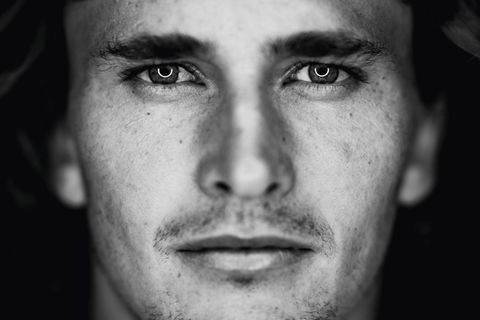 Alexander Zverev, ein Mann mit ernstem Blick, schaut in die Kamera