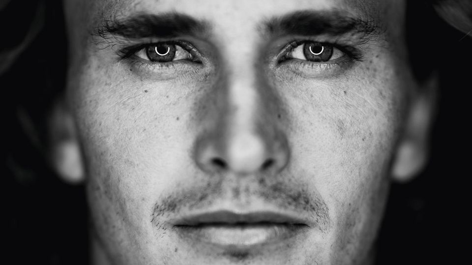 Alexander Zverev, ein Mann mit ernstem Blick, schaut in die Kamera