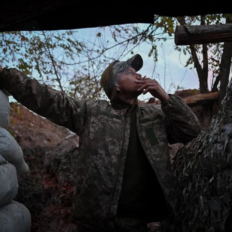 Ein ukrainischer Soldat in einem Schützengraben im Donbas