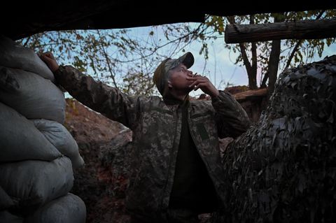 Ein ukrainischer Soldat in einem Schützengraben im Donbas