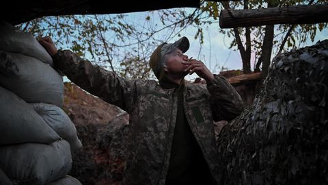 Ein ukrainischer Soldat in einem Schützengraben im Donbas