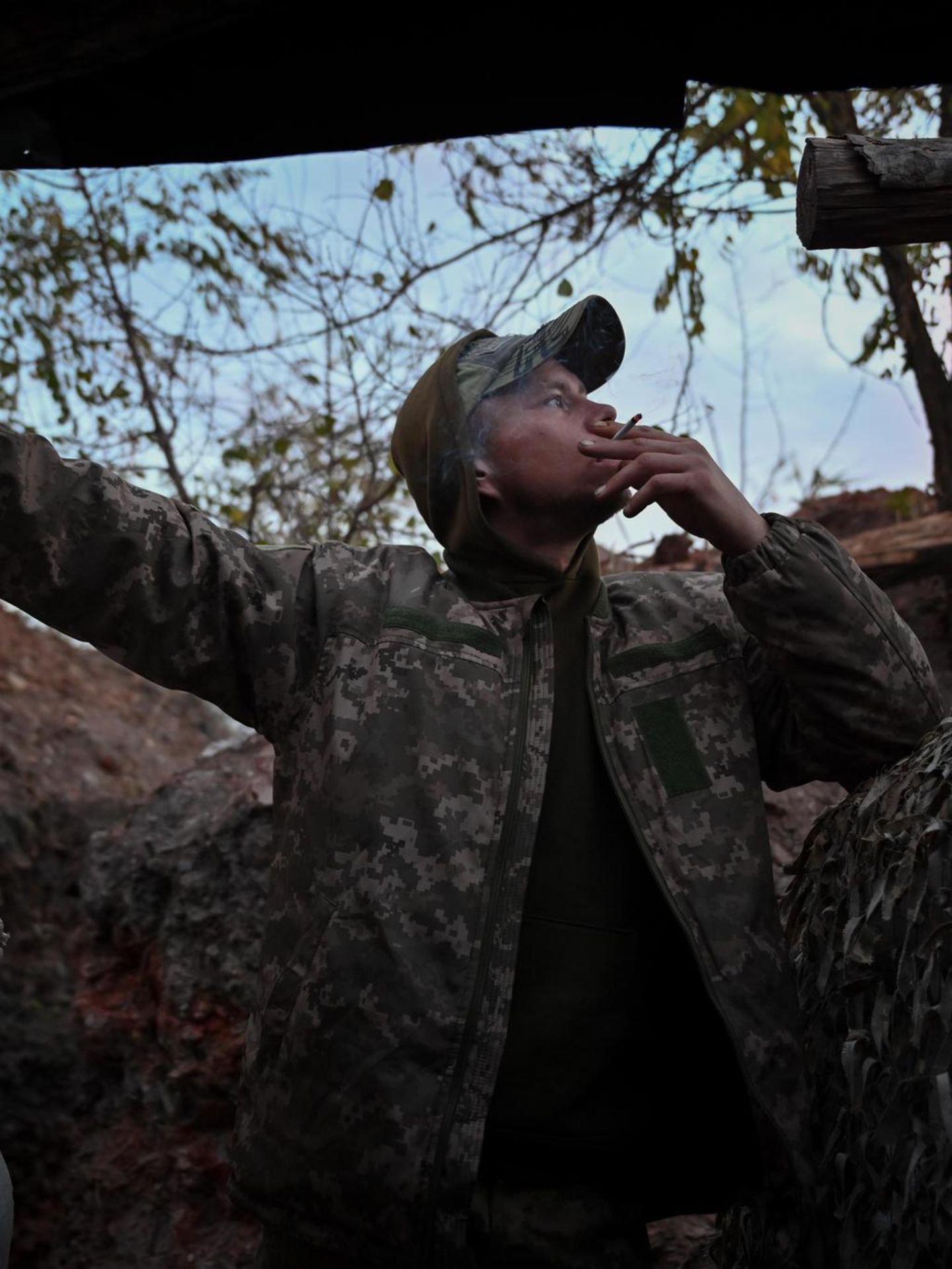 Ein ukrainischer Soldat in einem Schützengraben im Donbas
