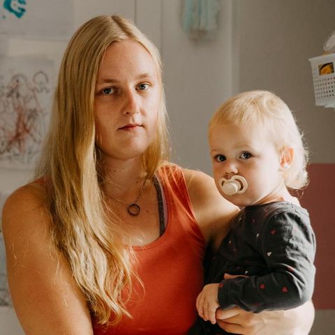 Heike Beddig mit ihrer Tochter auf dem Arm in der Küche