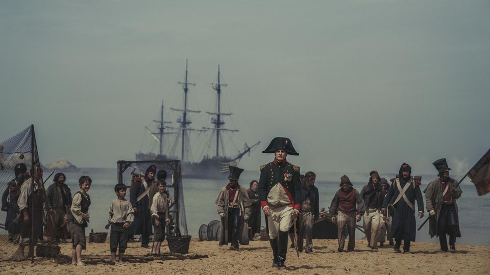 Film: Napoleon (Joaquin Phoenix) kehrt nach seinem Exil auf Elba nach Frankreich zurück