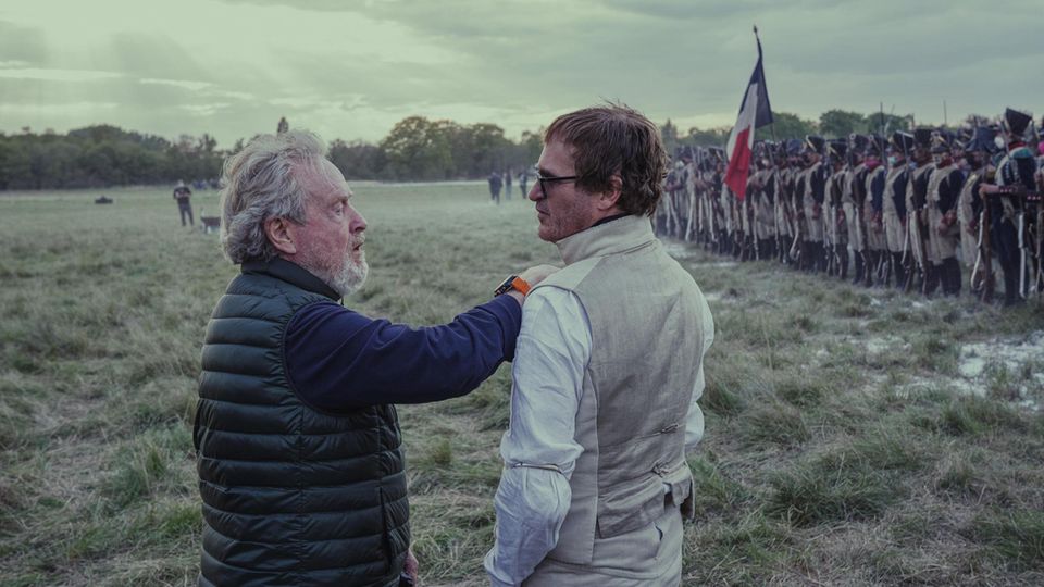Napoleon-Regisseur Ridley Scott und Joaquin Phoenix hinter den Kulissen von "Napoleon"