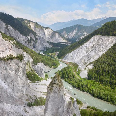 Ein Zug windet sich durch eine Bergschlucht