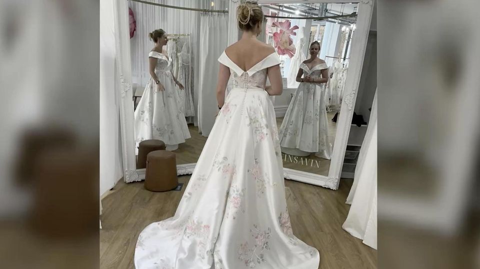 Mysteriöses Bild: Frau im Hochzeitskleid verwirrt das Netz: Was stimmt mit diesem Foto nicht? Mysteriöses Bild: Frau im Hochzeitskleid verwirrt das Netz: Was stimmt mit diesem Foto nicht?