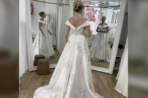 Mysteriöses Bild: Frau im Hochzeitskleid verwirrt das Netz: Was stimmt mit diesem Foto nicht?