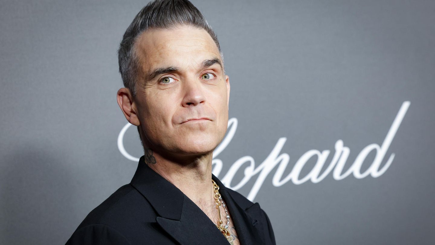 Robbie Williams: Woman dies after serious accident at concert