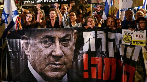 Protestierende mit einem großen Banner fordern Netanyahus Rücktritt