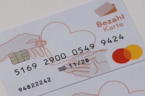 Debatte über Migrationskosten: Statt Bargeld: Bayerische Firma stellt Bezahlkarte für Geflüchtete vor