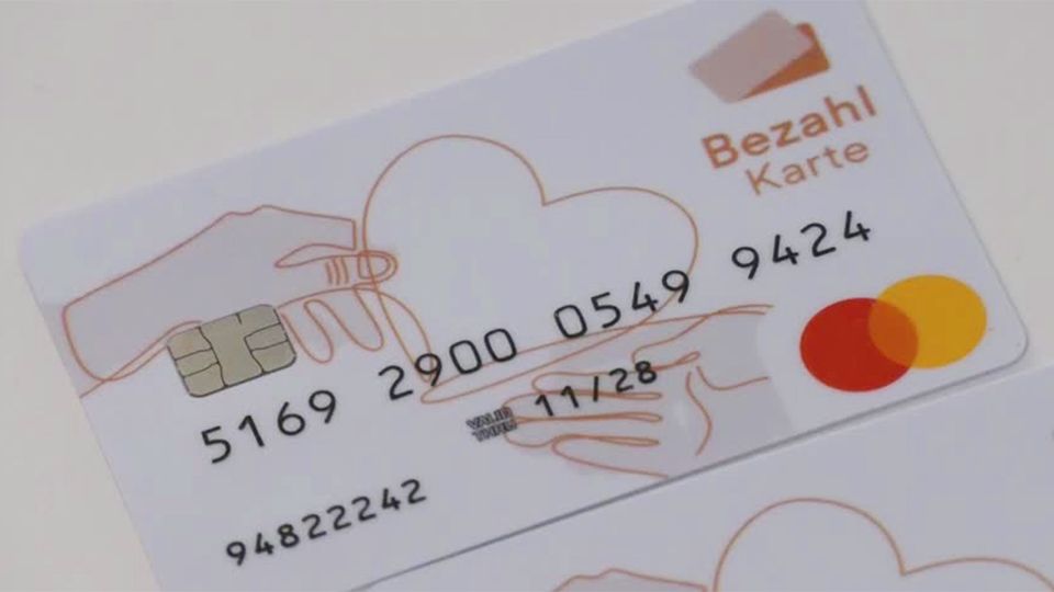 Debatte über Migrationskosten: Statt Bargeld: Bayerische Firma stellt Bezahlkarte für Geflüchtete vor