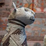 Im alten Ägypten wurden Katzen-Mumien der Göttin Bastet als Opfer dargebracht. Paradoxerweise wurde damals vielen Katzen die Verehrung ihrer Art zum Verhängnis: Denn speziell für die Mumienproduktion züchtete man Katzen, tötete sie in Massen und balsamierte sie ein. Pilger kauften diese Mumien – für deren Hersteller ein einträgliches Geschäft.