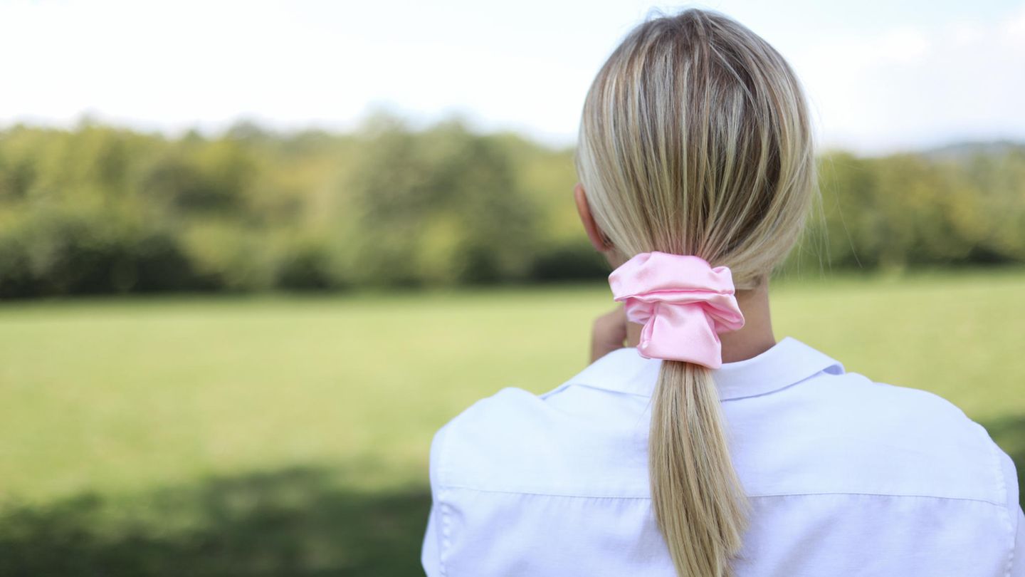 Eine Frau trägt den Scrunchies Trend.