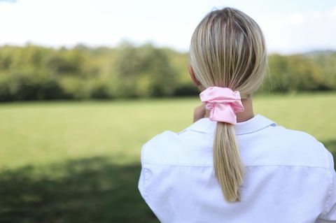 Eine Frau trägt den Scrunchies Trend.