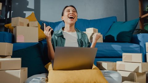 Frau kauft im Internet am Black Friday ein