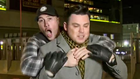 TV-Panne: Störenfried geht mir Reporter auf Tuchfühlung – dann wendet sich das Blatt